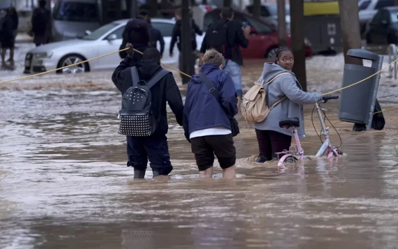 إسبانيا: الأمطار الغزيرة تتسبب في فيضانات تودي بحياة 51 شخصًا على الأقل