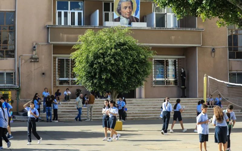 لبنان تقرّر تعليق التدريس الحضوري في بيروت ومحيطها