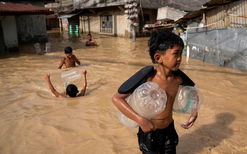 بالفیدیو و الصور ؛ إعصار “مان-يي” يفاقم معاناة الفلبين وسط موسم كوارث لا يهدأ