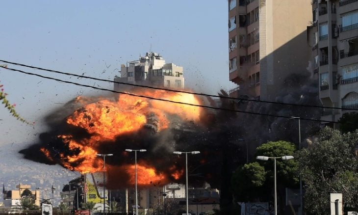 بالفیدیو ؛ رجل لبناني يسقط من شرفة منزله أثناء قصف إسرائيلي على ضاحية بيروت الجنوبية